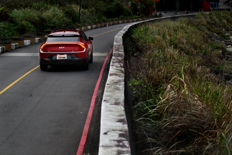 一整天行程都跑在蜿蜒的道路上，恰好藉此體驗EV6 Air增程版的優異循跡性。