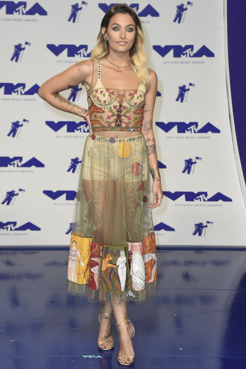 <p>Ganz schön sexy! Bei den MTV Video Music Awards 2017 trug Paris Jackson ein Kleid von Christian Dior. Das Pikante: Die Unterwäsche blitze durch den transparenten Stoff, der mit zarten Blüten und mystischen Figuren bestickt war. (Bild-Copyright: Jordan Strauss/Invision/AP) </p>