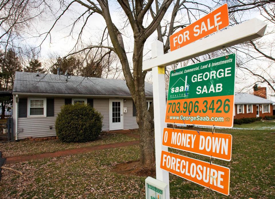 Uma casa à venda foi vista em 24 de janeiro de 2008 em Manassas, Virgínia. A crise das hipotecas criou uma nova indústria para incorporadoras que compram casas hipotecadas ou leiloadas a preços baratos e depois as revendem com lucro.