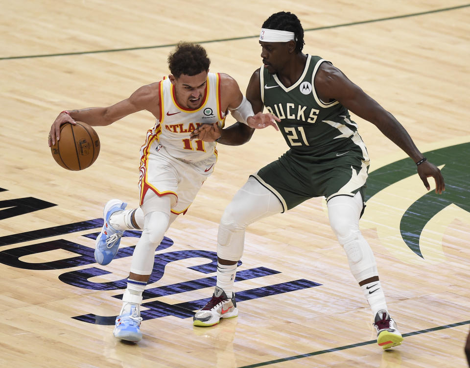 Trae Young（持球者）與Jrue Holiday。（Photo by Patrick McDermott/Getty Images）