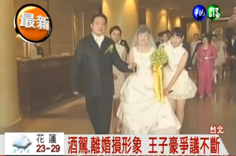 王子豪（左）12年前與前台中縣議員王加佳閃婚，後因緋聞離婚，鬧上新聞。（翻攝華視新聞）