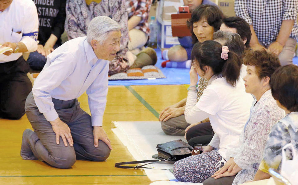 Nach einem schweren Erdbeben im April trifft sich der japanische Kaiser Akihito in einem Evakuierungszentrum mit Bürgern, die aufgrund der Katastrophe ihr Hab und Gut verloren haben. (Kyodo, ddp images/Newscom)