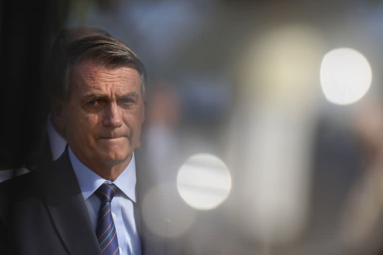 El presidente de Brasil, Jair Bolsonaro, llega a la misa del séptimo día en memoria de su difunta madre, Olinda Bonturi Bolsonaro, el jueves 27 de enero de 2022, en la Catedral de la Reina de la Paz en Brasilia, Brasil. (AP Foto/Eraldo Peres)