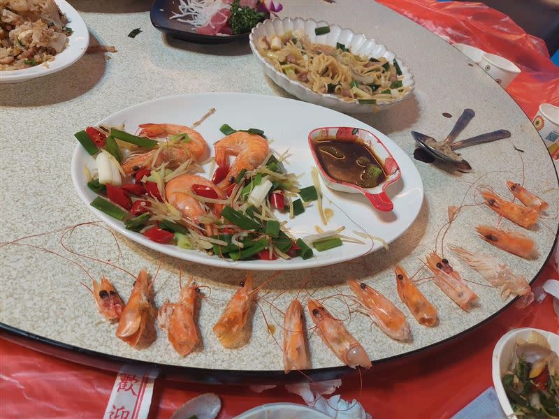 16隻蝦子吃到剩3隻、生魚片剩4片，客人嫌不新鮮。（圖／翻攝自臉書、翻攝畫面）