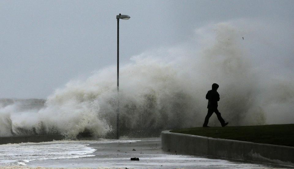 Tormentas más poderosas y frecuentes y mareas marinas crecientes elevan los riesgos y los daños por inundaciones en muchas zonas costeras de Estados Unidos y muchos otros países. (Reuters)