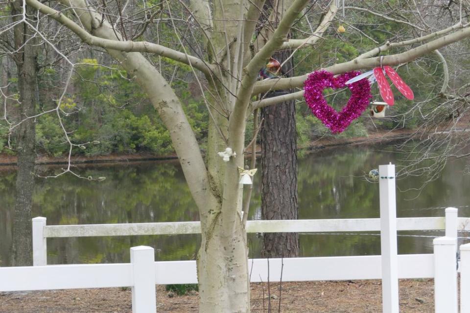 Un corazón cuelga de un árbol junto al río Toms en Toms River, Nueva Jersey, el 21 de febrero de 2023.