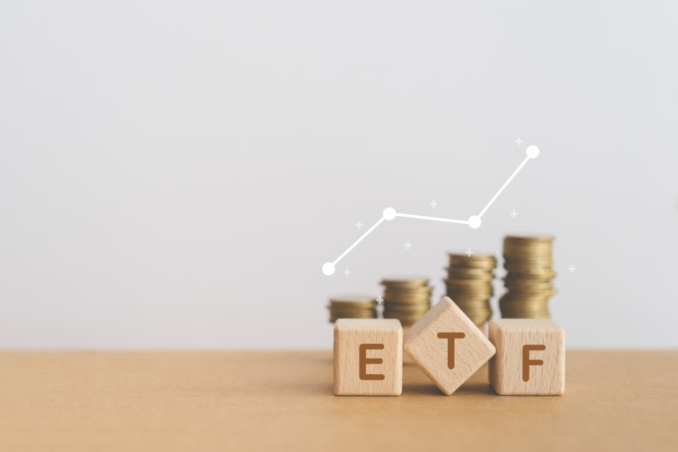 凱基優選高股息30ETF(00915)去年大漲逾6成在高股息中奪冠，也打敗大盤，近日刪除14檔成分股，傳產與金融權重雙雙提高，並於今（3）日生效。凱基投信表示，股息收益深受台灣投資人青睞，若成分股組合兼顧資本利得表現空間，更有機會追求股息與價差兼顧。圖/取自Getty Images