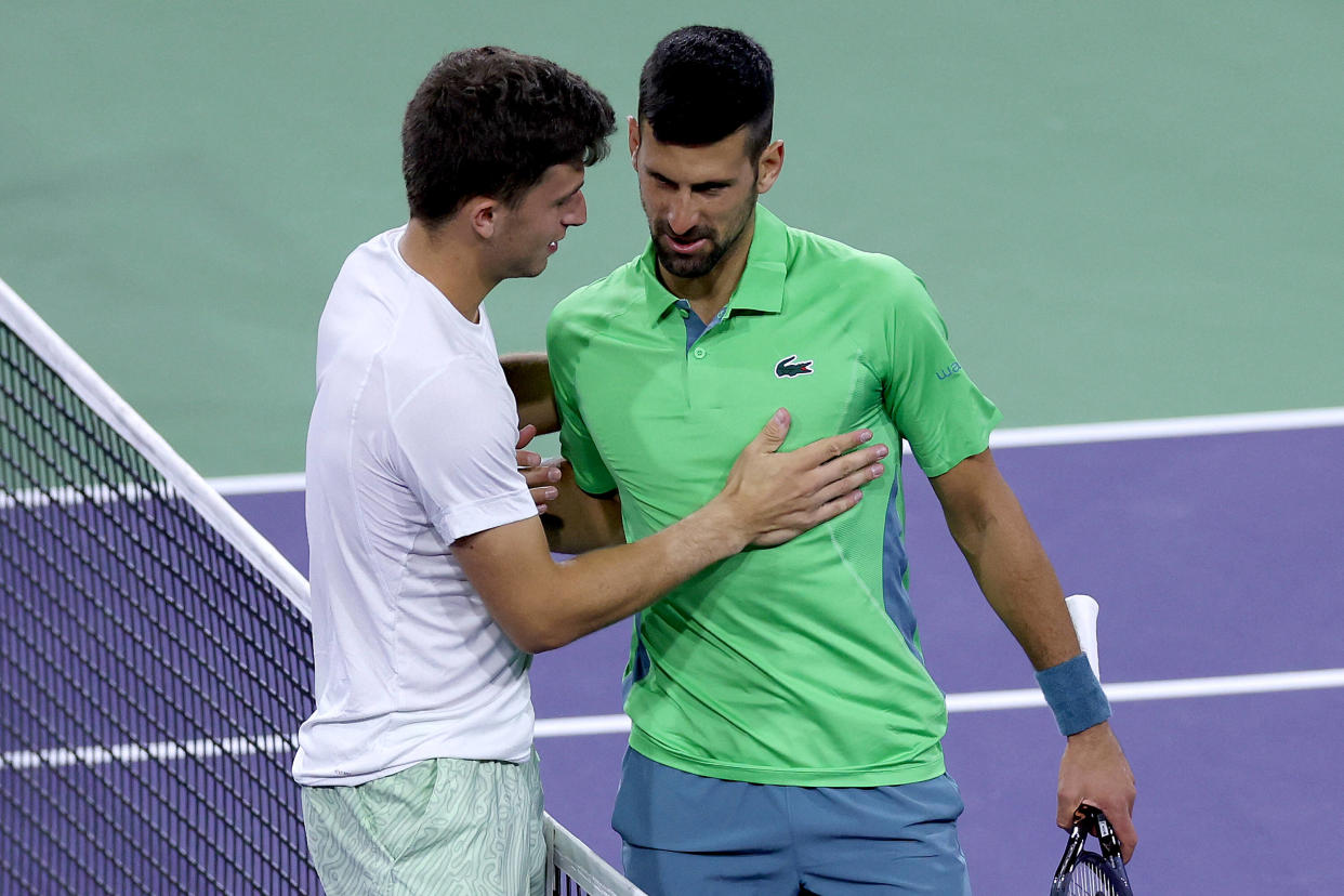 Luca Nardi et Novak Djokovic se saluent après la victoire surprise de l’Italien au 3e tour du Masters 1000 d’Indian Wells.