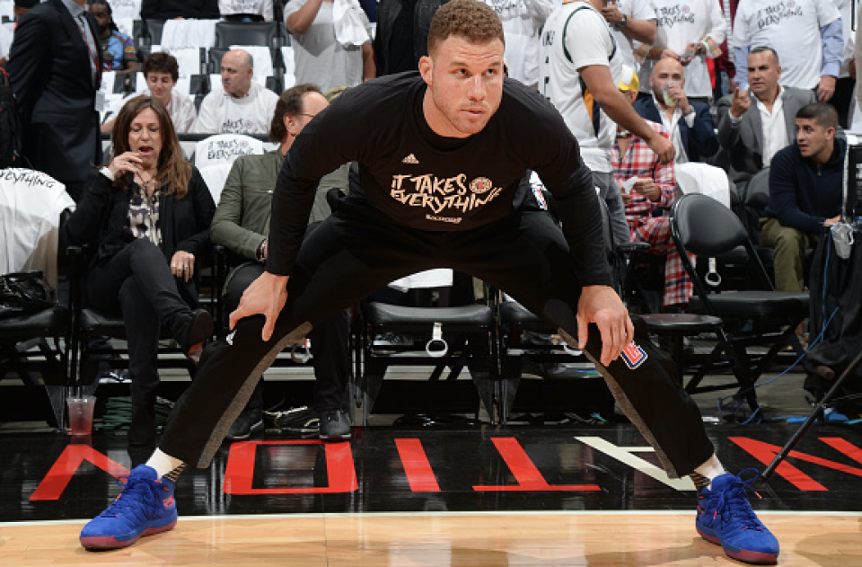 Blake Griffin estira cerca de asientos privilegiados en el Staples Center. Foto: Getty Images