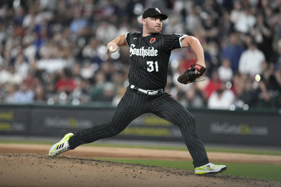 El relevista de los Medias Blancas de Chicago Liam Hendriks lanza en el octavo episodio del juego ante los Angelinos de Los Ángeles el lunes 29 de mayo del 2023. (AP Foto/Charles Rex Arbogast)