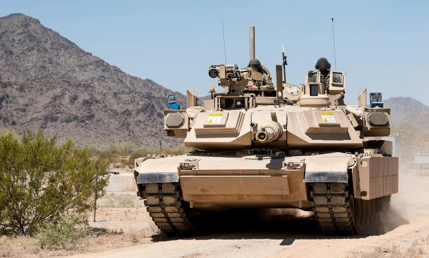 차고와 기타 시스템이 장착된 Abrams 포탑 부분에 볼트로 고정된 스폰서 이 이미지에서 볼 수 있습니다.  (미군)