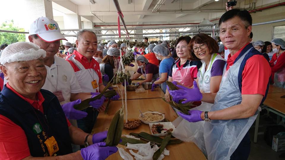 ▲慶祝烏日區農會百年歷史，百人包粽趣。(圖／林重鎣攝2019.6.1)