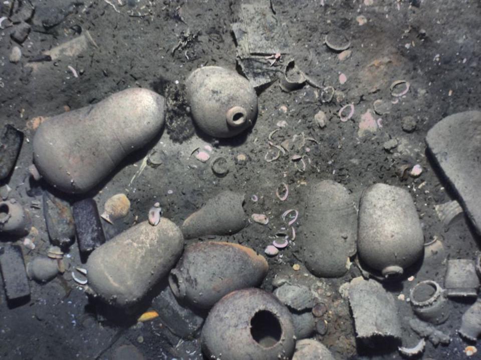 Jarras de cerámica y otros objetos encontrados en el barco de 300 años de antigüedad, en el fondo del mar Caribe, frente a las costas de Colombia (AP)