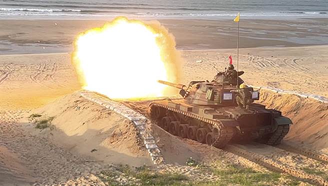 M60A3戰車於灘頭集火射擊，精準殲敵於海上，成功阻絕敵人登陸之企圖。(圖／金防部提供)