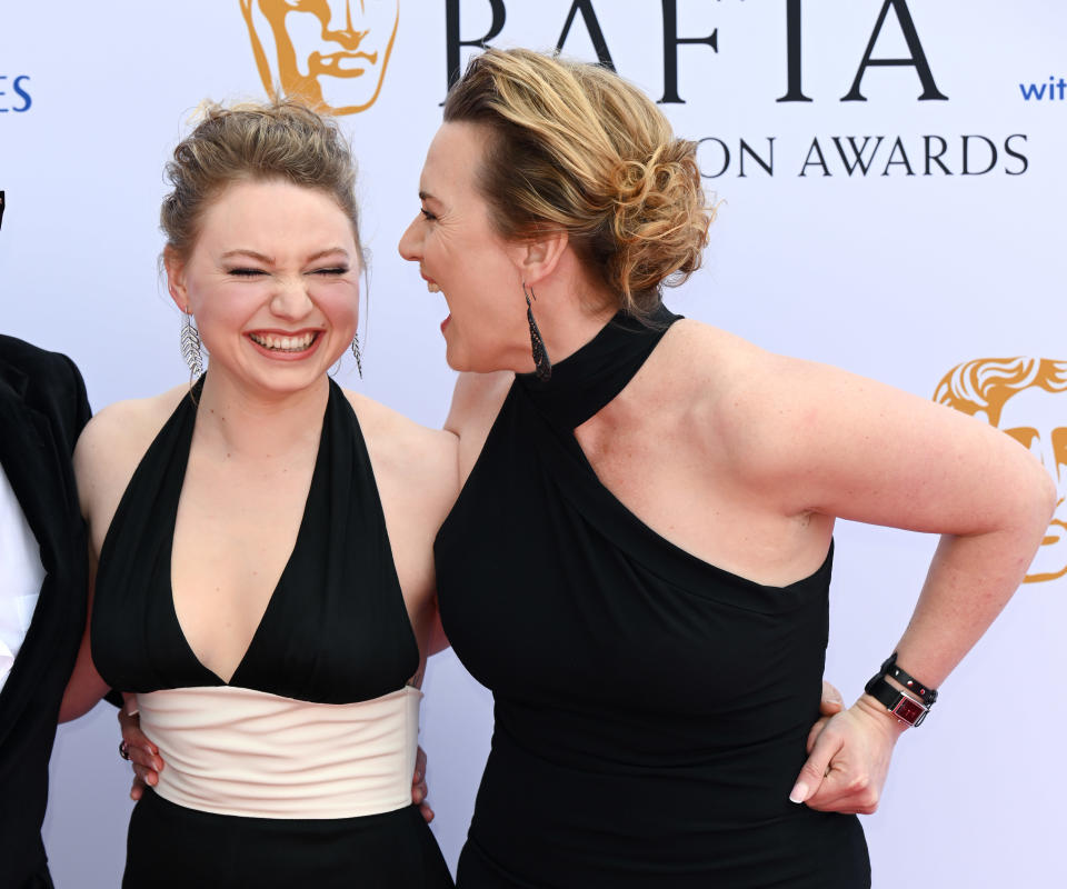 Kate Winslet y su hija Mia Threapleton and Kate Winslet en la alfombra de los BAFTA Television Awards en Londres. (Photo by Karwai Tang/WireImage)