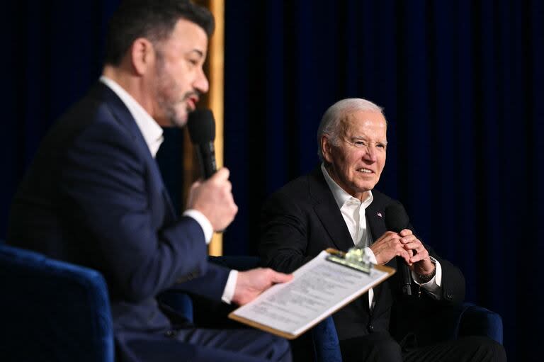 El presidente estadounidense Joe Biden escucha mientras el presentador de televisión estadounidense Jimmy Kimmel habla en el escenario durante una recaudación de fondos de campaña en el Peacock Theatre de Los Ángeles el 15 de junio de 2024.