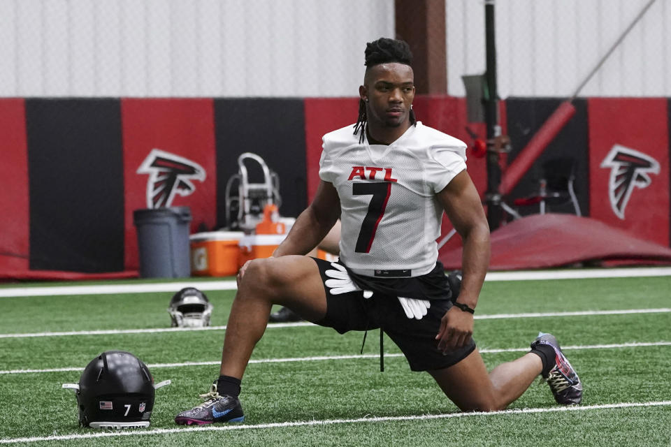 El corredor novato de los Atlanta Falcons, Bijan Robinson (7), será una gran parte de la ofensiva del equipo de inmediato.  (Foto AP/John Bazemore)