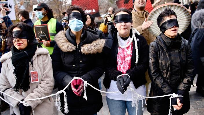 People protest against executions and detentions in Iran, in front of the Iranian mission to the UN in New York (17 December 2022)