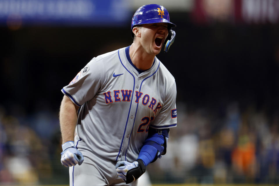 MILWAUKEE, WISCONSIN - 03 OKTOBER: Pete Alonso #20 dari New York Mets mengelilingi base setelah melakukan home run pada inning kesembilan melawan Milwaukee Brewers selama Game Tiga Seri Wild Card di American Family Field pada 03 Oktober 2024 di Milwaukee, Wisconsin. (Foto oleh John Fisher/Getty Images)