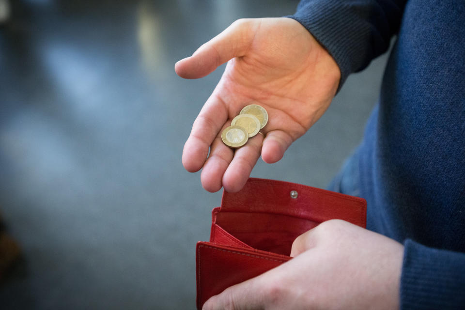 Verbraucher dürften bald über weniger Geld im Portemonnaie klagen. (Bild: Friso Gentsch/dpa)