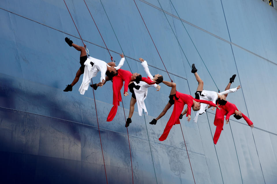 <p>Drahtseilakt: Das Containerschiff „CMA CGM Antoine de Saint Exupery“ wird im Hafen von Le Havre mit einer Akrobatik-Performance eingeweiht. (Bild: Reuters/Benoit Tessier) </p>