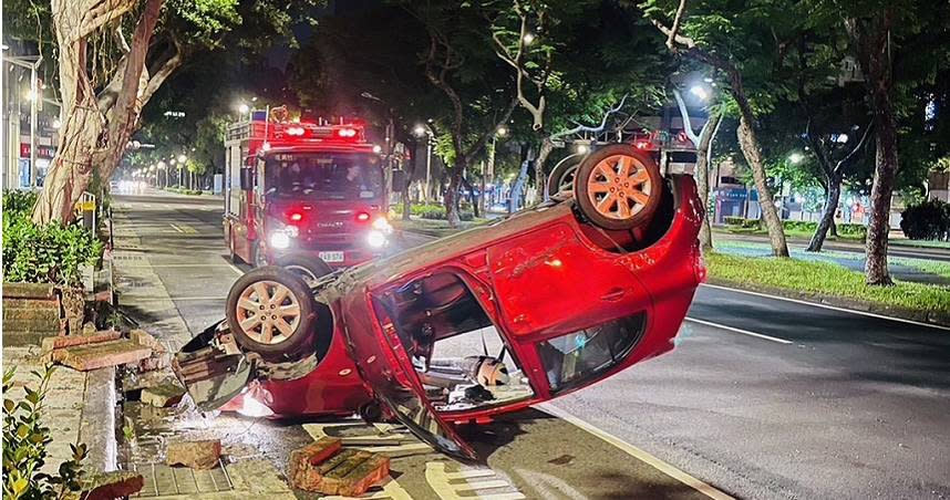 台北大安敦化南路驚見醉女駕車翻覆。（圖／翻攝畫面）