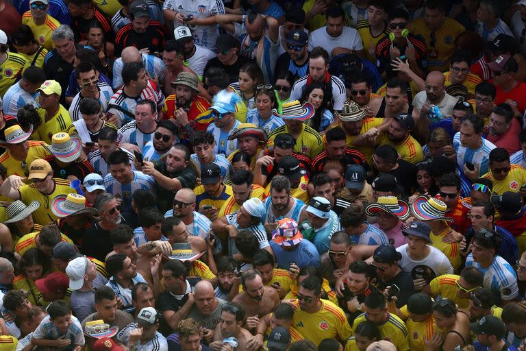 Los fanáticos intentan ingresar al estadio en medio de disturbios previos al partido final entre Argentina y Colombia