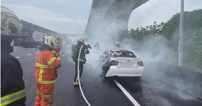 國1內壢路段陳男駕駛的自小客車突然起火燃燒，所幸現場無人受傷。（圖／翻攝畫面）