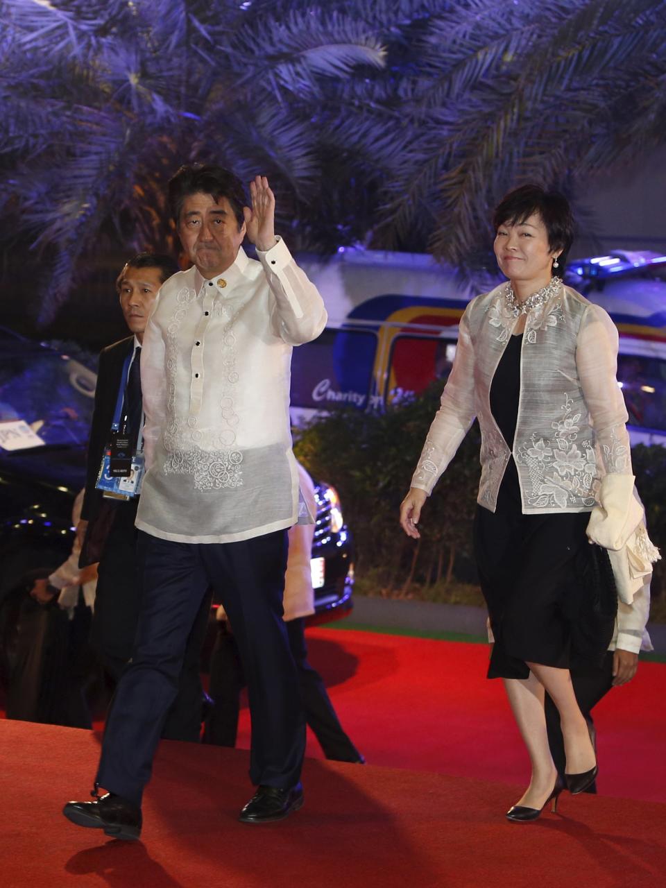 Japan's Prime Minister Shinzo Abe and wife Akie arrive for a welcome dinner during the Asia-Pacific Economic Cooperation (APEC) summit in Manila
