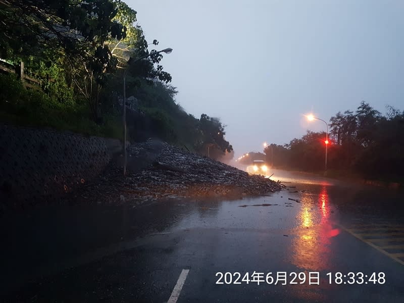 花蓮山區豪雨，台9線148.3k和平段晚間6時許上邊坡坍方，仍可維持雙向通行。（中央社／民眾提供）