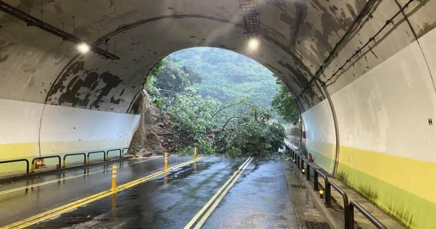 受尼莎颱風影響，16日暴雨狂炸北台灣，台北市內湖區康樂隧道口，因隧道旁邊坡土石及路樹崩塌滑落，致使隧道無法雙向通行。（圖／北市府提供）