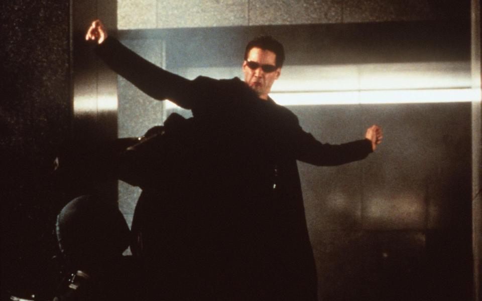 18 Jahre nach dem letzten Teil der eigentlich als Trilogie geplanten "Matrix"-Reihe kommt doch noch ein vierter Film in die Kinos (Start: 23. Dezember). Keanu Reeves ist erneut als Neo mit von der Partie, ebenso Carrie-Anne Moss als Trinity. Regie führte - diesmal ohne ihre Schwester - wieder Lana Wachowski. Worum es in dem Film geht, ist noch nicht bekannt. (Bild: Getty Images / Hulton Archive)