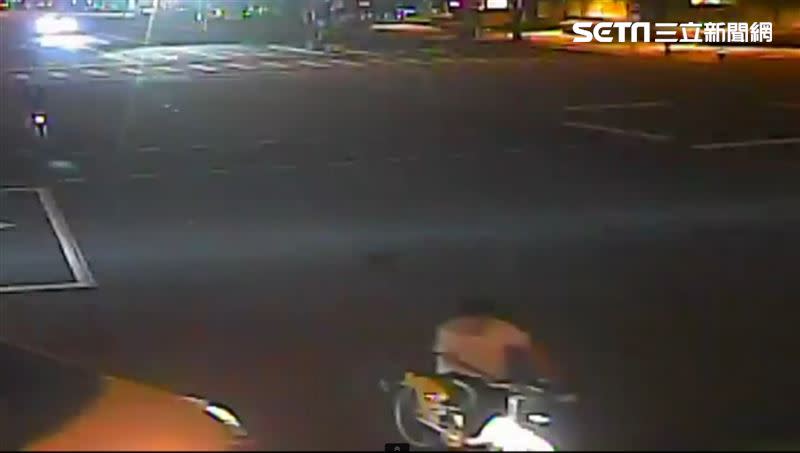 林男騎UBIKE疑似搶黃燈遭右轉小客車撞上。（圖／翻攝畫面）
