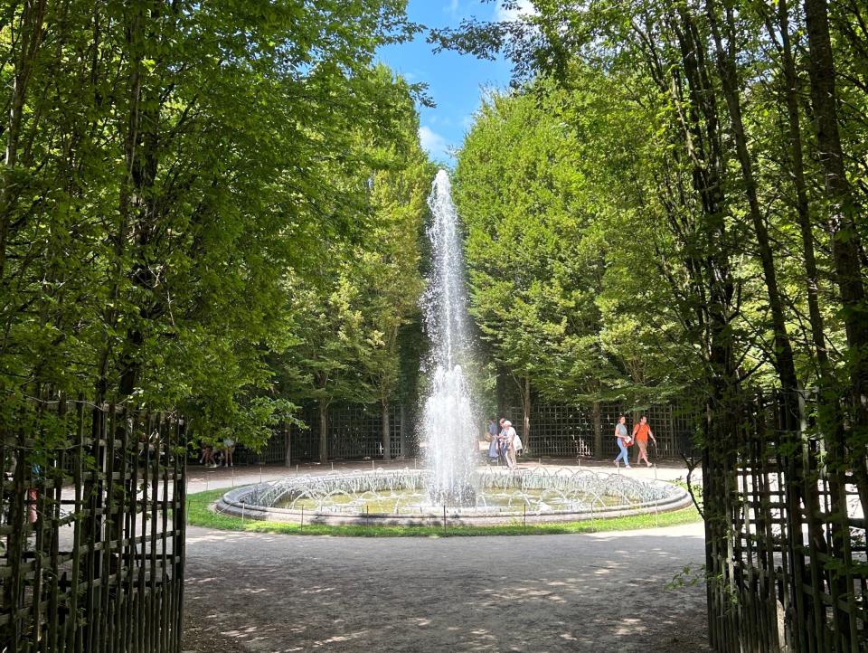 Ein Springbrunnen im Garten von Versailles, fast menschenleer. - Copyright: Jordan Parker Erb/Insider