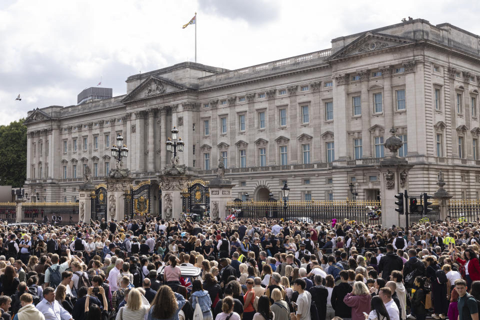 LONDON, ENGLAND - SEPTEMBER 09: Crowds outside Buckingham Palace as King Charles III and Camilla, Queen Consort are shown thew flowers and greet crowds outside on September 9, 2022 in London, United Kingdom. Elizabeth Alexandra Mary Windsor was born in Bruton Street, Mayfair, London on 21 April 1926. She married Prince Philip in 1947 and acceded the throne of the United Kingdom and Commonwealth on 6 February 1952 after the death of her Father, King George VI. Queen Elizabeth II died at Balmoral Castle in Scotland on September 8, 2022, and is succeeded by her eldest son, King Charles III. (Photo by Dan Kitwood/Getty Images)