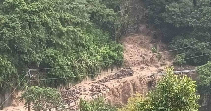 南投縣仁愛鄉受到連日豪雨影響，多處發生土石流和坍方，導致道路中斷。（圖／翻攝畫面）