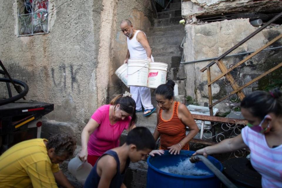 Personas con recipientes de agua