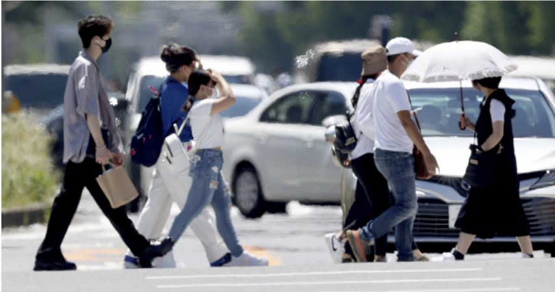 日本氣象廳與環境省合作，針對關東甲信地區至九州南部發布中暑警戒提醒，建議當地民眾減少外出。（圖／達志／美聯社）