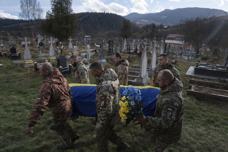 Militares ucranianos llevan el ataúd de su camarada Vasyl Boichuk, asesinado en Mykolayiv