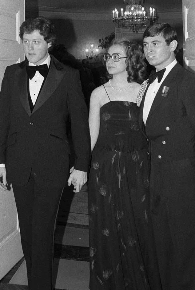 1979年2月27日，希拉蕊與當時擔任阿肯色州州長的柯林頓參加白宮晚宴（AP）