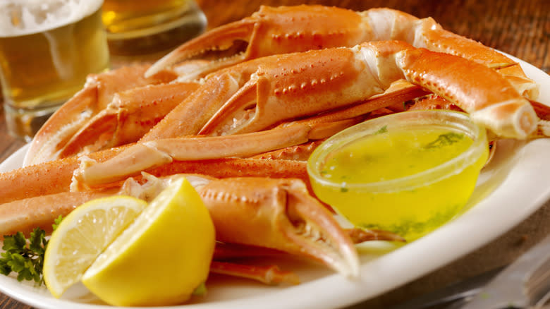 crab legs with butter, lemon