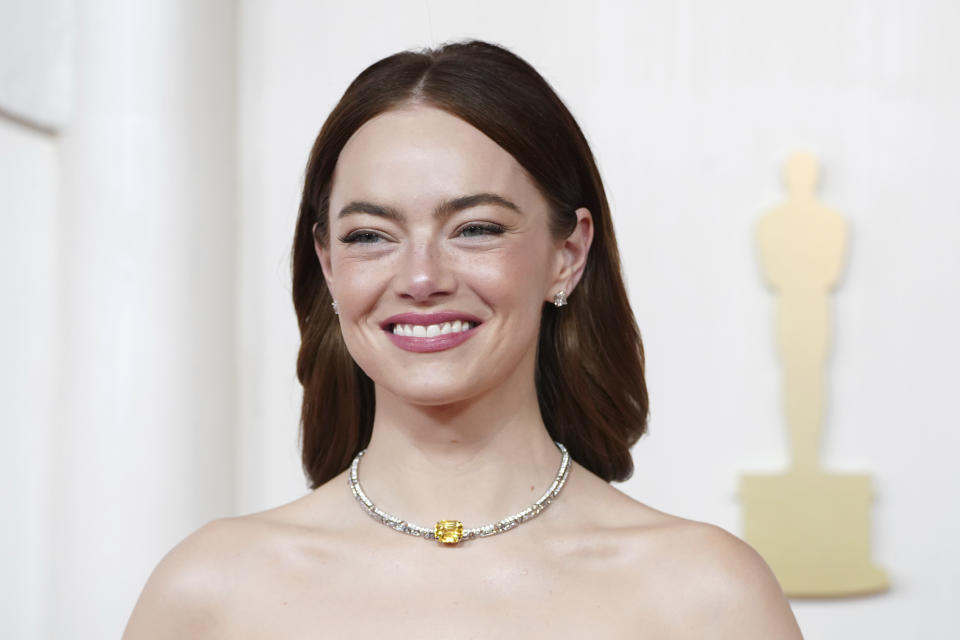 Emma Stone llega a los Oscar el domingo 10 de marzo de 2024, en el Teatro Dolby en Los Ángeles. (Foto Jordan Strauss/Invision/AP)