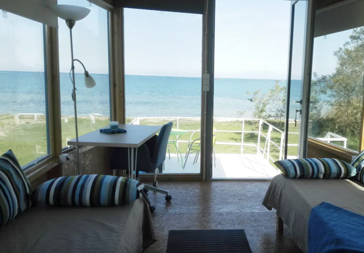 Houseboat by the Beach: sunroom overlooking the ocean