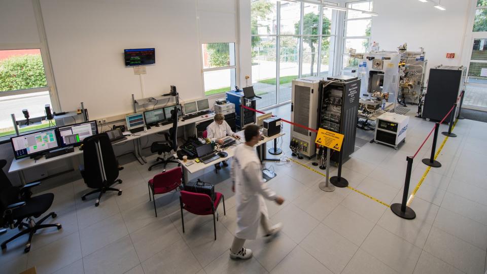 Ein Airbus-Ingenieur in Darmstadt geht in den abgesperrten Montagebereich der Raumsonde «BepiColombo». Foto: Andreas Arnold