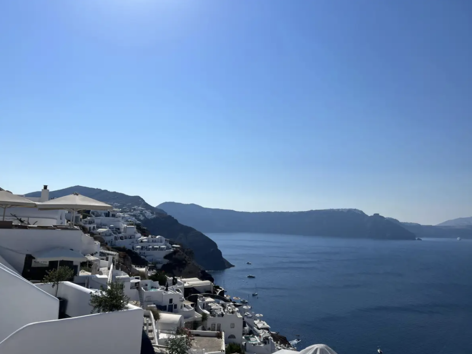 Santorini begeisterte uns mit den weiß-blauen Gebäude und der atemberaubenden Aussicht. - Copyright: Rachel Dube