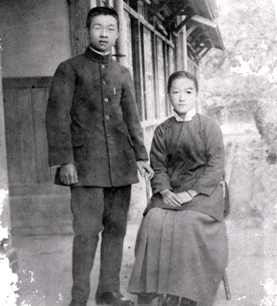 陳何於鳳山公學校擔任教員時，與簡吉老師結婚，她的一生也就此改變。圖：簡吉與陳何夫婦合影／大眾教育基金會官網