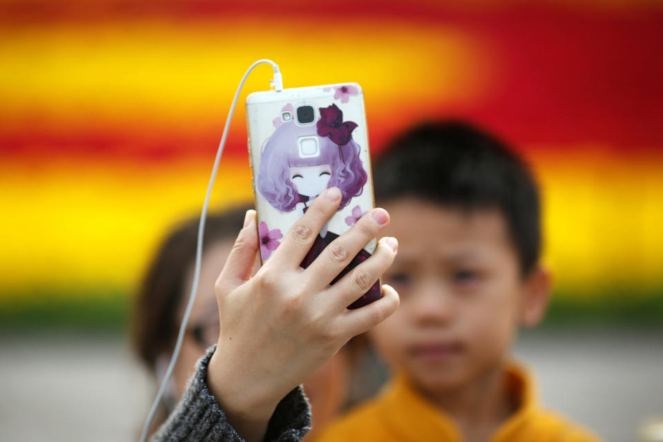 <p>People take pictures of themselves in Tiananmen Square as they celebrate National Day marking the 67th anniversary of the founding of the People’s Republic of China, in Beijing October 1, 2016. (REUTERS/Damir Sagolj) </p>