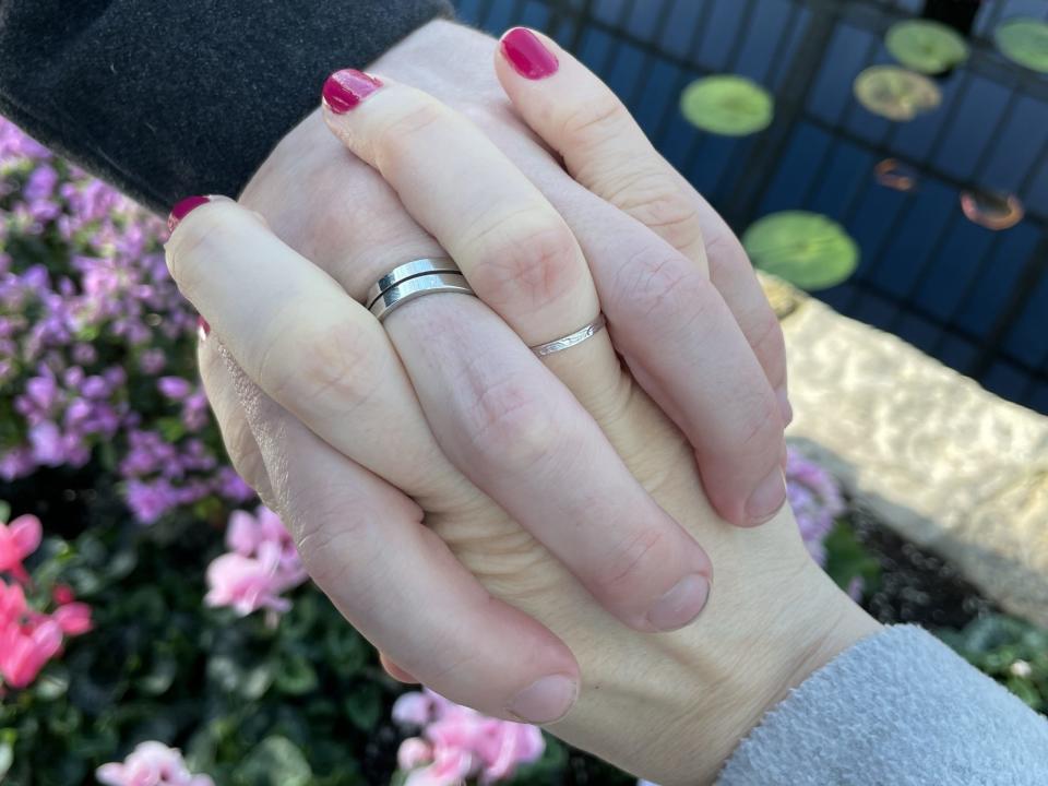 Stacy Brooks trägt zwei Ringe an ihren Händen, um ihre Beziehungen zum ihrem Ehemann und ihrem Partner zu ehren. - Copyright: Courtesy Stacy Brooks
