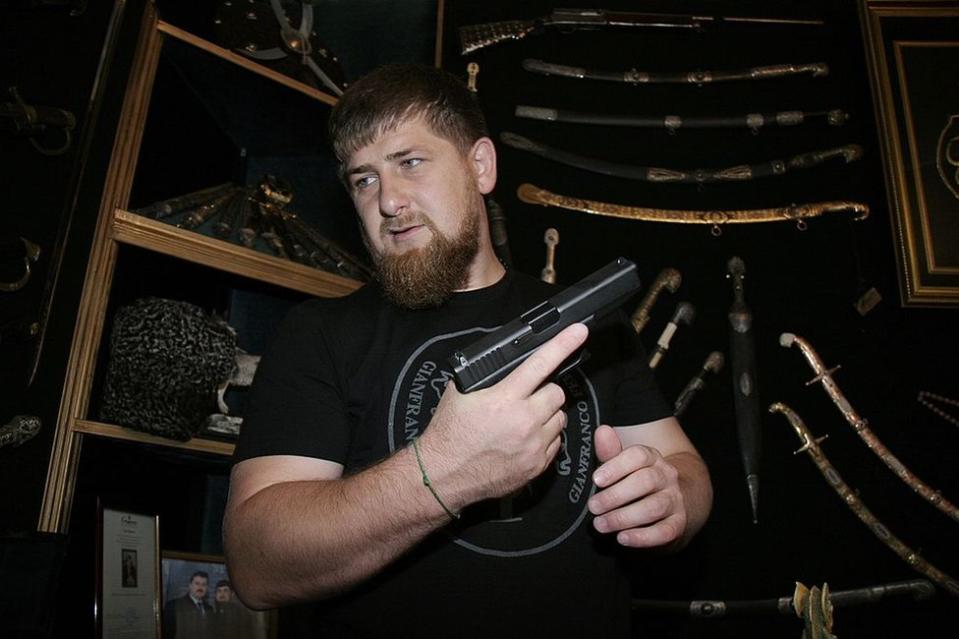 Ramzan Kadyrov muestra su colección de armas y espadas.