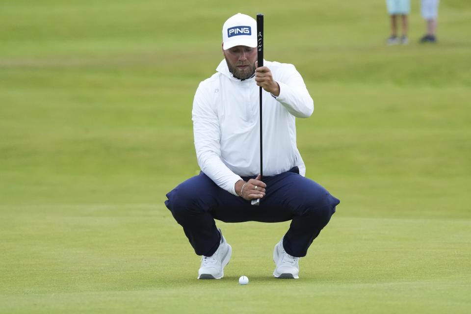 El inglés Daniel Brown calcula su putt en el hoyo 12, durante la primera ronda del Abierto Británico en Troon, Escocia, el jueves 18 de julio de 2024 (AP Foto/Jon Super)